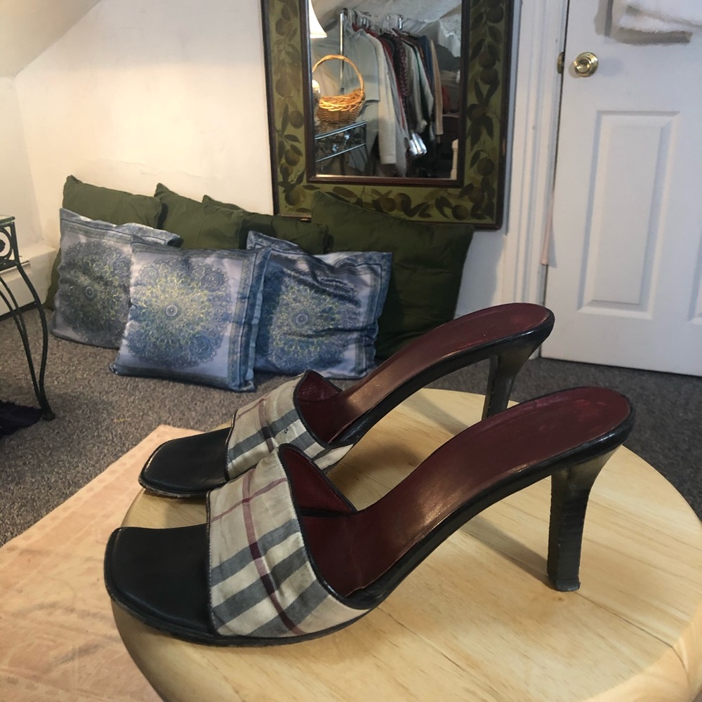 Vintage Burberry heels. - Picture 2 of 4
